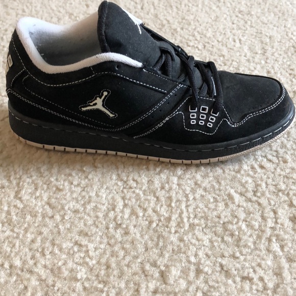 Woman’s Jordan’s - Picture 4 of 4